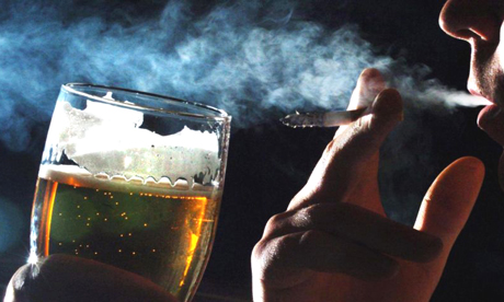 Uống nhiều rượu bia và hút thuốc có thể gây suy giảm sinh lý nam